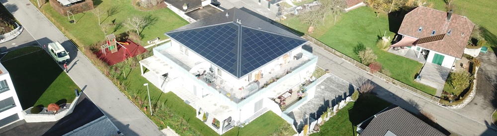 Einfach schön: Integrierte Photovoltaik auf Mehrfamilienhaus. Dezent, wirkungsvoll zuverlässig.